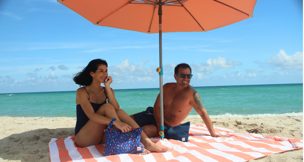 A perfect, stress-free beach day begins with the right gear. Our complete system, featuring the 10-second setup Handy Beach Umbrella, Sand-Resistant Blanket, and Wristlet Pouch, is engineered for safety and relaxation.