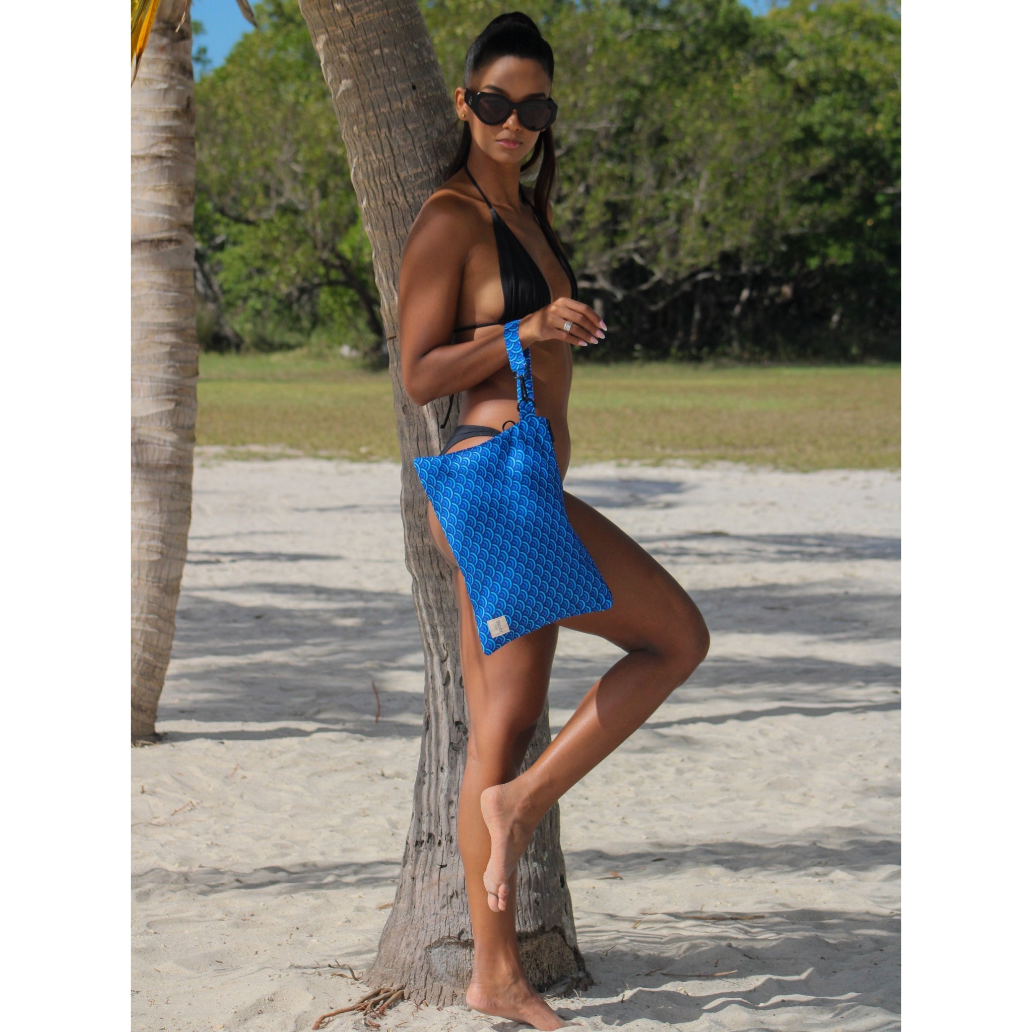 Water resistant beach wristlet bag with loop strap – Handy Beach Goods