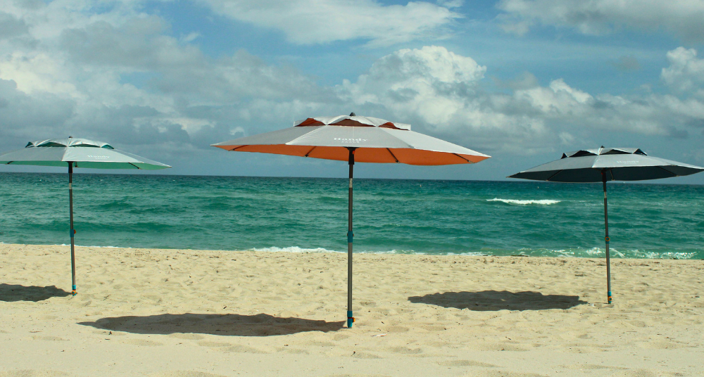 A wind-resistant Handy Beach Umbrella on a beach, featured in this expert 2025 buying guide.