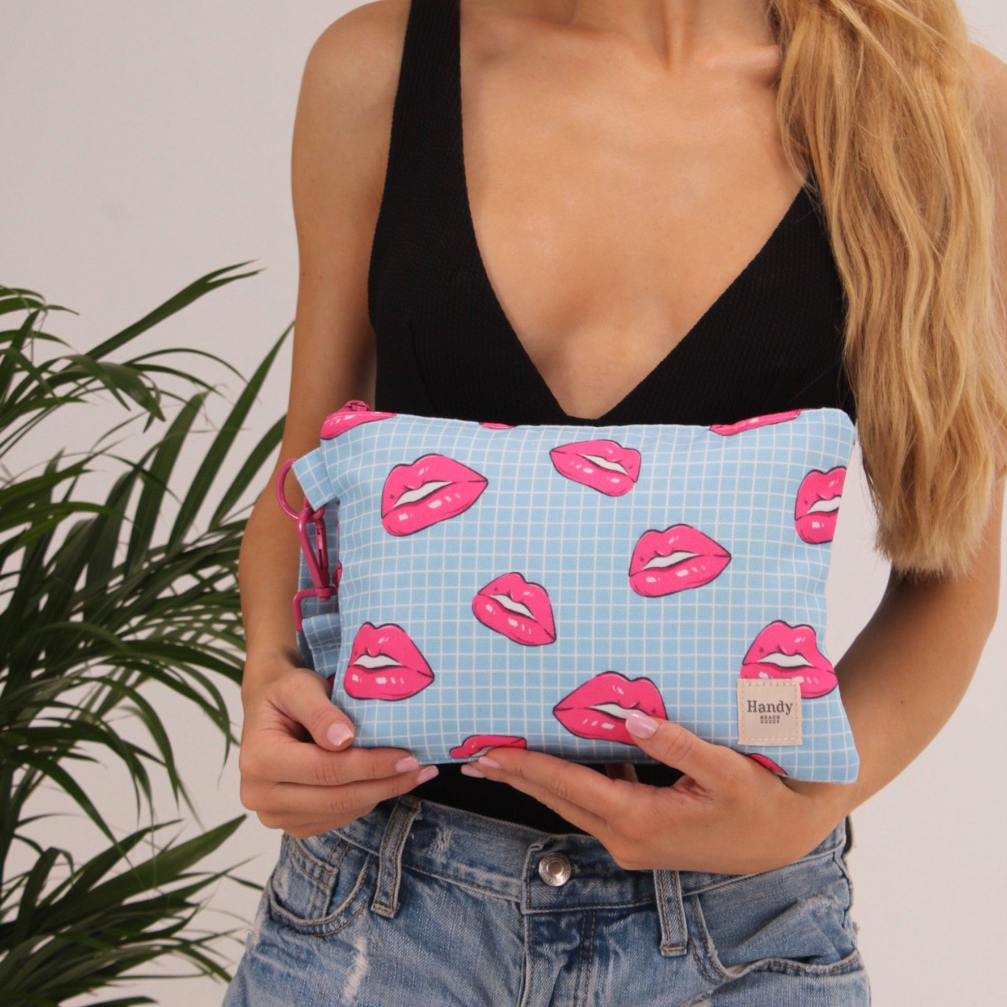 LIPS - POUCH WITH WRISTLET BUCKLE 